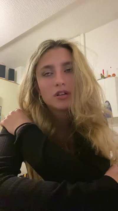 This woulda been a perfect video for her to reveal the babies.... 