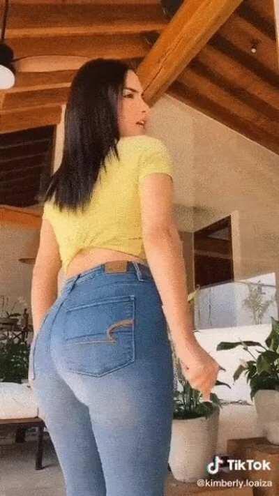 Que culo! 😧💦 a 4 patas debe ser una diosa