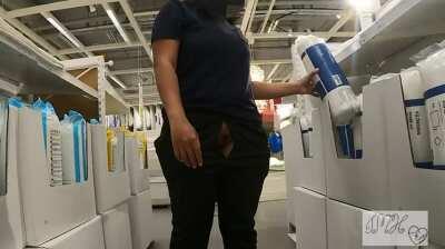 Pussy Flash While Shopping For Pillow 😅