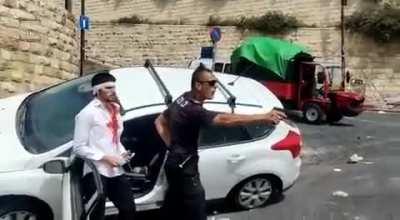 Cop rescues a man from lynching