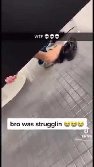 mane what the hell goin on in taco bell 😭😭😭😭