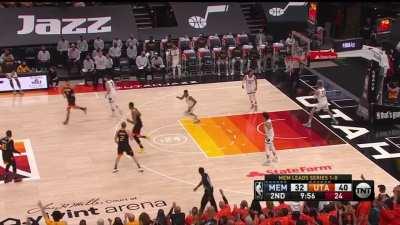 [Highlight] The bank is open for the 6MOY Jordan Clarkson