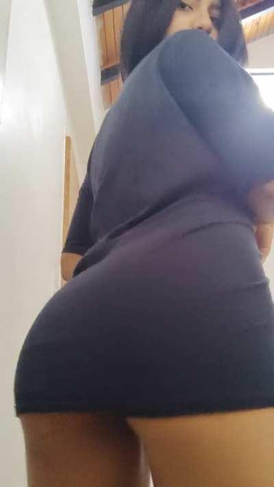 lift my shirt and open my ass for you 🍑