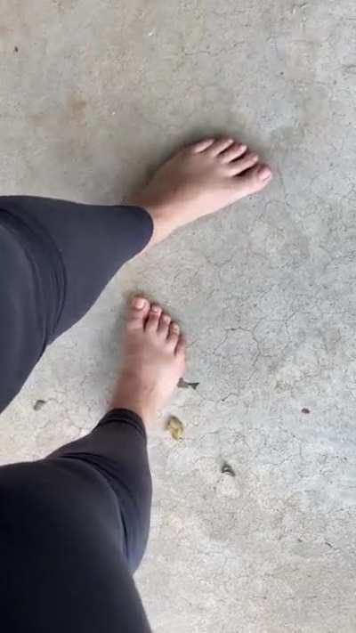 5’3 with soft pretty toes walking up to you POV👸🏼