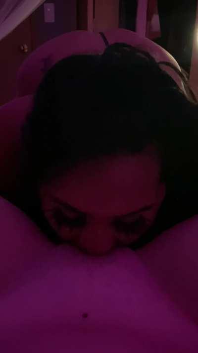 Thick thot eating pussy 👅