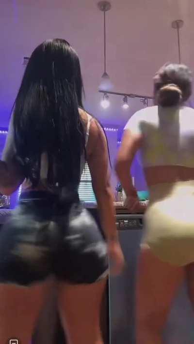 Claudia shaking some ass on TikTok live 😮‍💨😮‍💨
