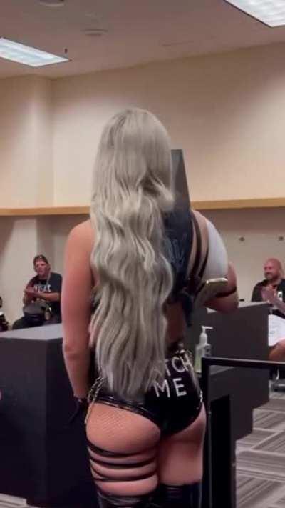 She was fr arching at the beginning 😩😩