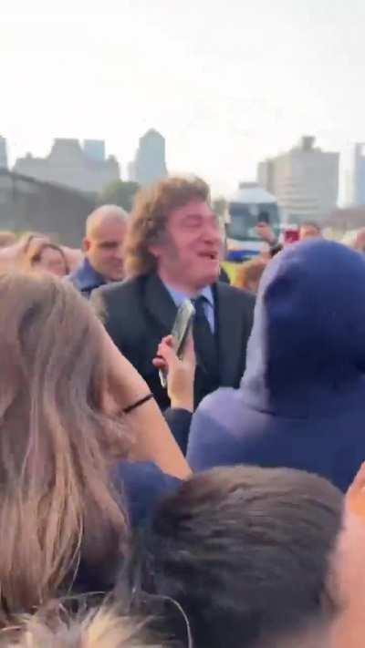 Milei es un peligro para la democracia. Milei: 