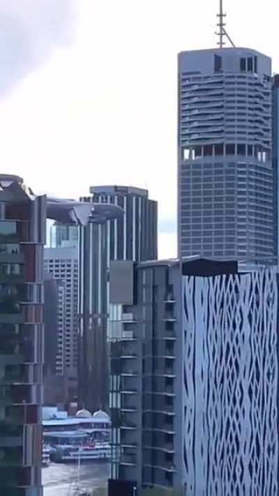 Boeing C-17 Globemaster flies through the middle of a city in Australia