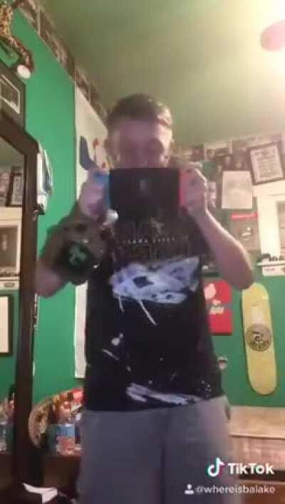 This man is just vining with his Switch and they got to make fun of him