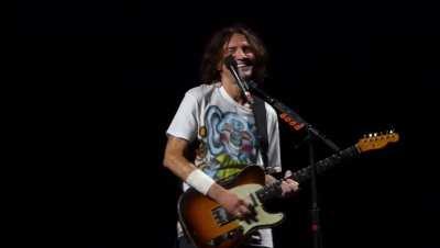 It’s been 8 months since I seen RHCP in Philly but I still laugh when Frusciante was caught off guard by a lantern fly on his mic lol