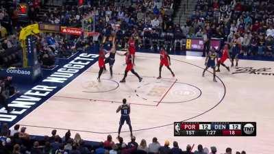 [Highlight] Jokic Catches a Body