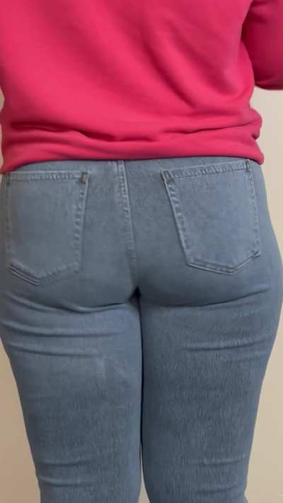 Look at the jiggle in these jeans