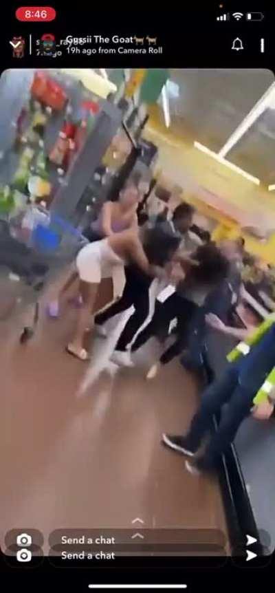 Erie hoes fight in Walmart (Titties out Hands up)