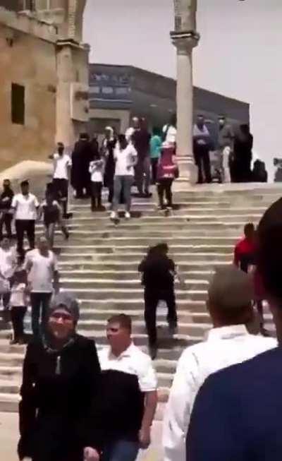 1sr4£l terkenal sebagai penakut. Jika tanpa senjata dan berseorangan, kena gelak je dengan orang Palestin. Kanak-kanak Palestin pun lagi berani dari mereka.