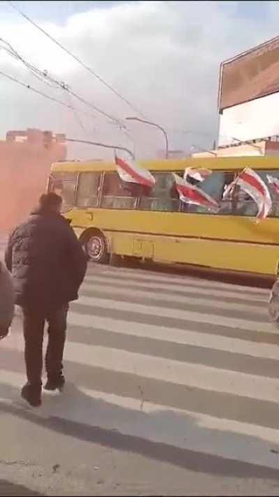 Dos hinchas de River cayeron de un micro en movimiento en San Miguel