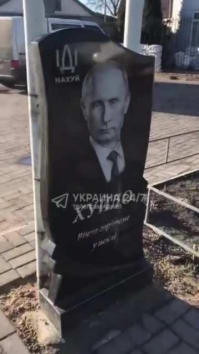 一名悲伤的士兵在普京墓前哭泣