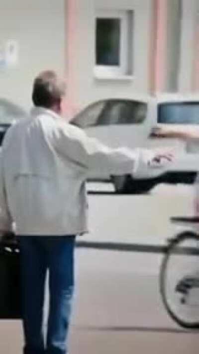 Turn right uber alles.