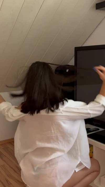 Hi to the same 4 guys who see me stripping half naked 🥰