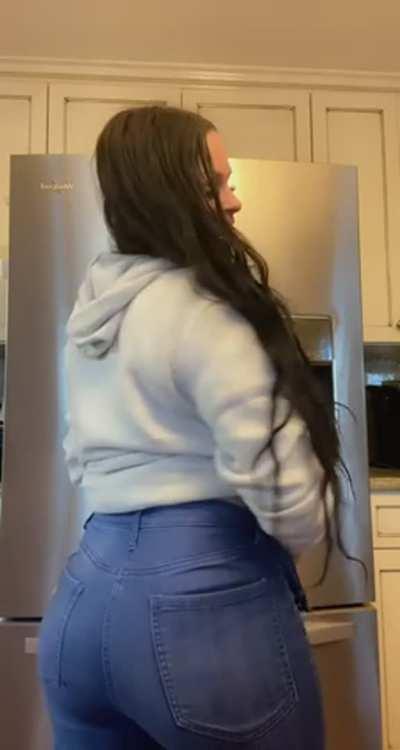 My almost 50 year old ass just gets plumper & plumper… would you smash.