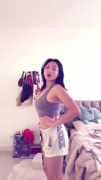 @nvlmrie, this Filipina loves to show her boobies🤤