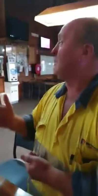 This little gecko fell into this guy's beer and drowned, but he managed to bring it back to life with CPR