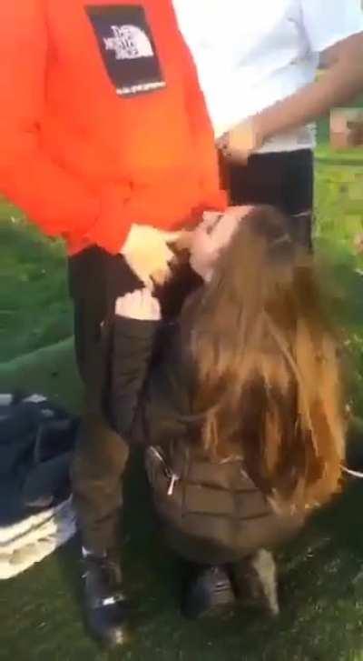 Halısaha'da arkadaşlarının yanında sevgilisinin dalgayı yalayan kız.