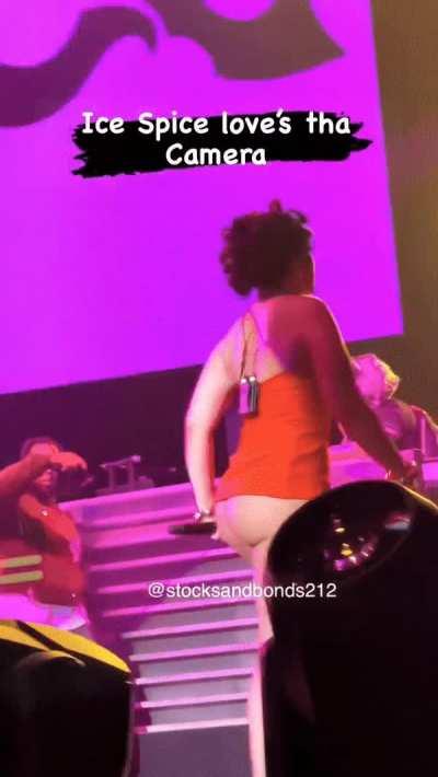 IS spanking her ass🍑