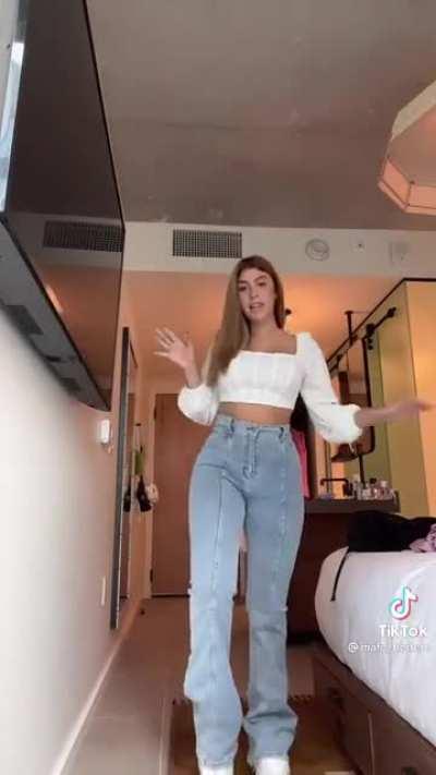 Mirennn esas gomass, demas cuando se agacha se escapa una, manden ss