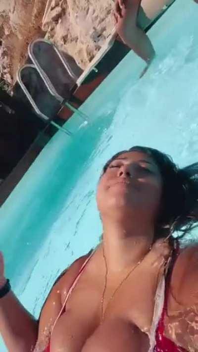 IG Story-In the Pool