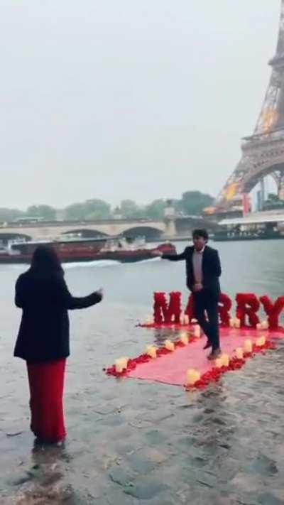 wish i had this level of confidence in my life (Proposing in Paris)