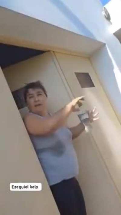 La policía de la plata rescato a un perro de una vecina que lo llevó a la carnicería a 