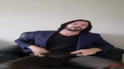 Só vê o vídeo e para de ler isso!