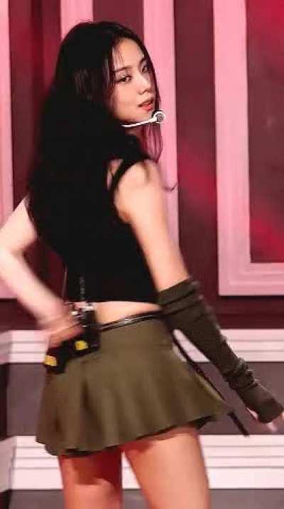 Jisoo is so hot. Her body is so fuckable 🤤