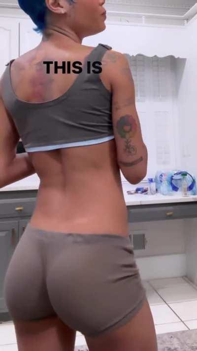 luv how dat lil ass move in slomo😩