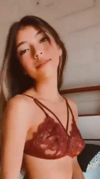 Alguien de aquí tiene algo de su nuevo set? Estaría bueno que lo subiera al grupo porque no tengo Telegram:'(. Su nombre es Meelmoranchel