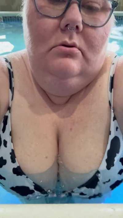 Pool Udders 🐮🐄💦