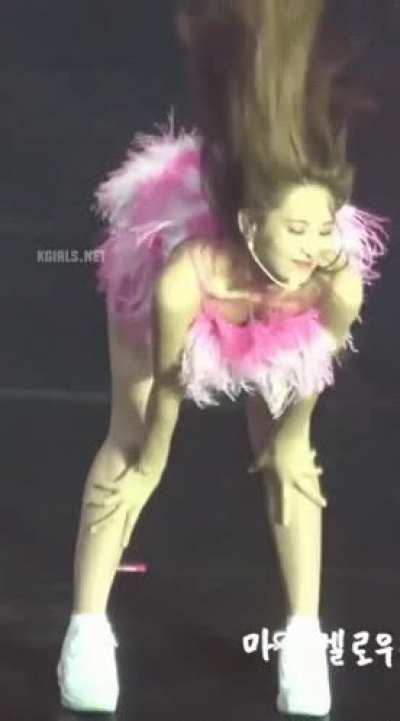 Just tzuyu seducing the crowd