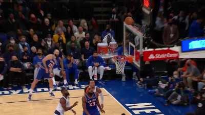 [Highlight] RJ Barrett drains the stepback 3 over Luka Dončić to finish with 32 points