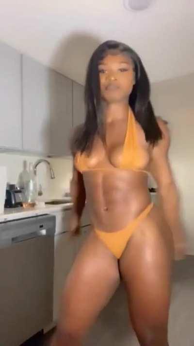 Dancing in the bikini 👙