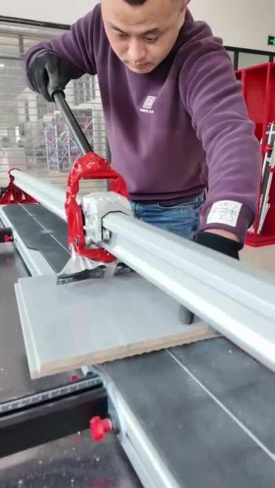 Manual tile cutter