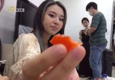 200716 - Chaeyoung has a snack for you