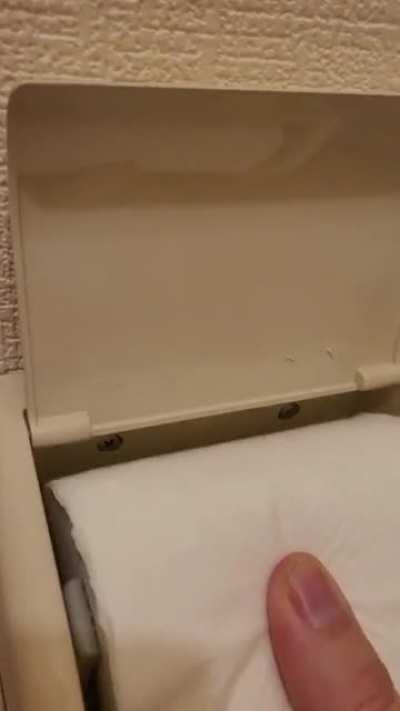 How to change toilet paper quick and easy in Japan.