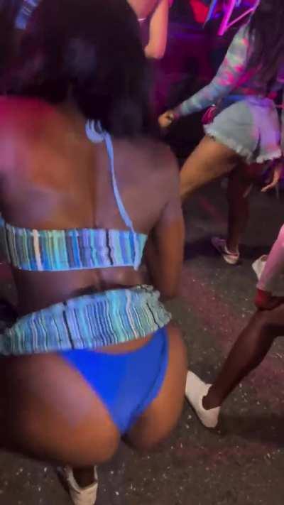 Aye likkle miss tight (@1talii_don)