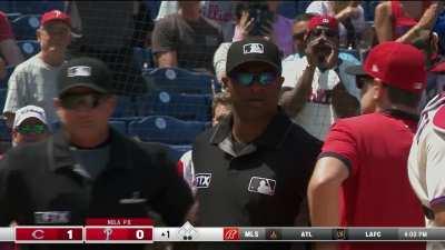 [Highlight] Nick Castellanos and David Bell get tossed in the first inning.