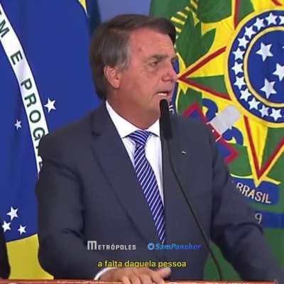 Bolsonaro sugere lei para descontar dinheiro do salário de profissionais de segurança pública no caso da morte de algum colega. Pelas contas do presidente, um desconto de R$ 10 no salário dos 60 mil funcionários da segurança pública do Rio de Janeiro, ren