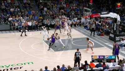 [Highlight] Lebron puts Tre Mann on a Poster