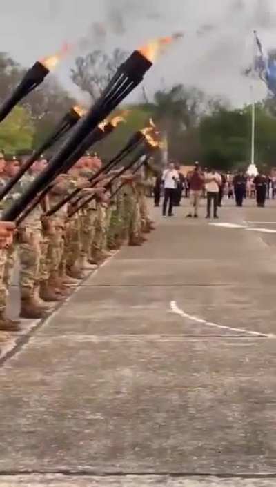 Acto de homenaje a los héroes de Formosa caídos el 5 de octubre de 1975. (Plaza de armas R.I. monte 29.)