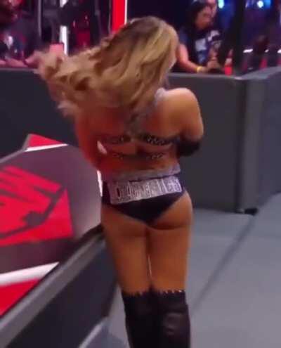 Pretty Peyton gets clobbered on the announce table🔥🤩