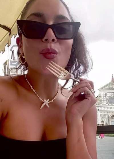 Vanessa Hudgens really sucks